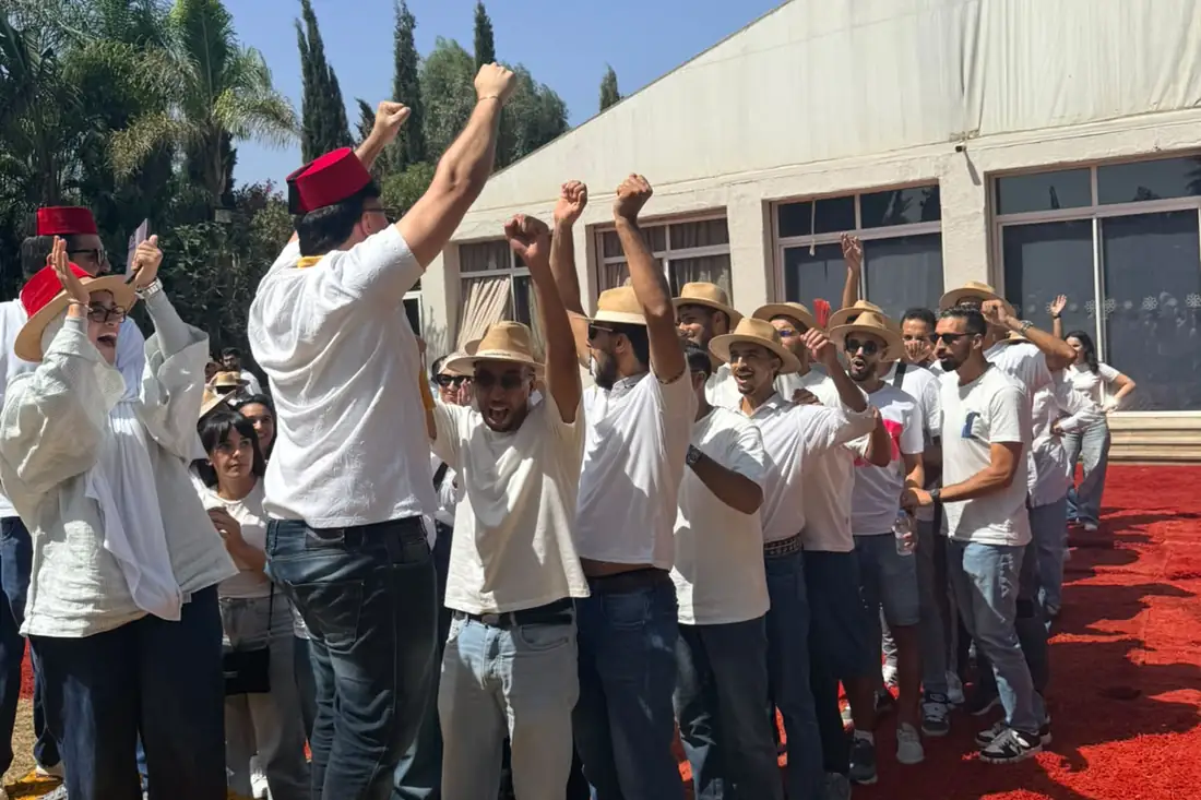 Les participants lèvent le poing à la fin d'une séquence.
